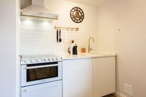 Køleskab, ovn, kogeplade, opvaskemaskine