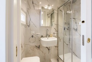 Shower, hair dryer, towels, shampoo