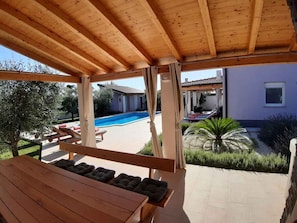 Pool - Villa with swimming pool and Mediterranean garden (Pula)