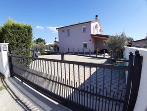 المنطقة المحيطة بالمنشأة