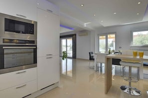 Fridge, microwave, oven, stovetop - Villa with swimming pool and Mediterranean garden (Pula)