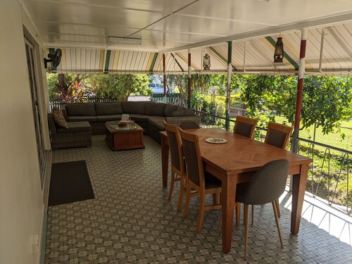 Tropical 3bed home with spa & yard