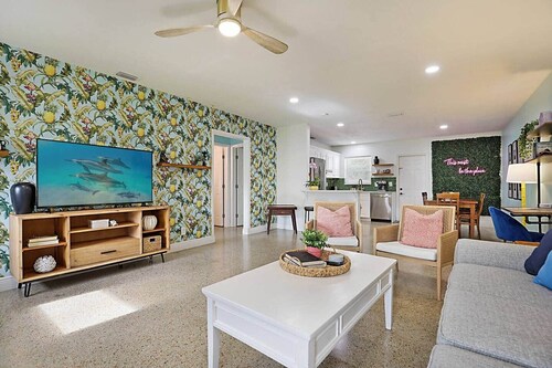 Tropical Escape near Beach! Tons of parking!