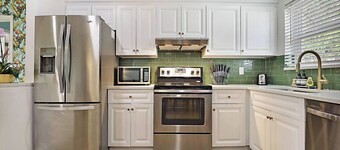 Tropical Escape near Beach! Tons of parking!