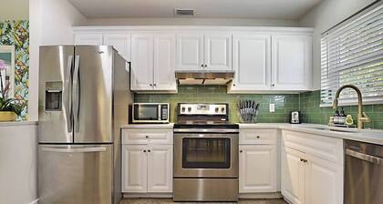 Tropical Escape near Beach! Tons of parking!