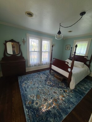 3 bedrooms, desk, bed sheets