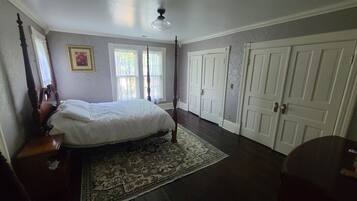 3 bedrooms, desk, bed sheets