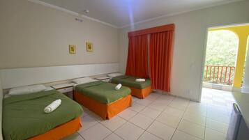 Basic Triple Room | Minibar, travel cot, bed sheets