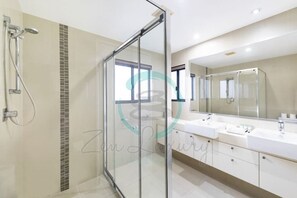 Luxe appartement | Badkamer | Een aparte badkuip en douche, gratis toiletartikelen, een haardroger