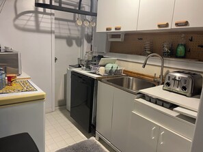 Refrigerador, microondas, parrilla de estufa y lavavajillas