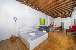 Tabla de planchar con plancha y ropa de cama 