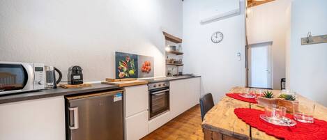 Réfrigérateur, four à micro-ondes, un four, surface de cuisson