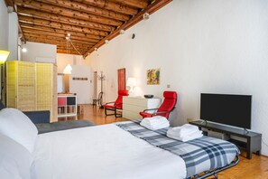 Iron/ironing board, bed sheets