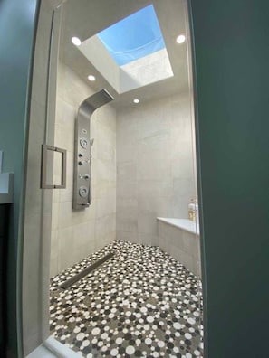 Dusche, Haartrockner, Handtücher, Seife