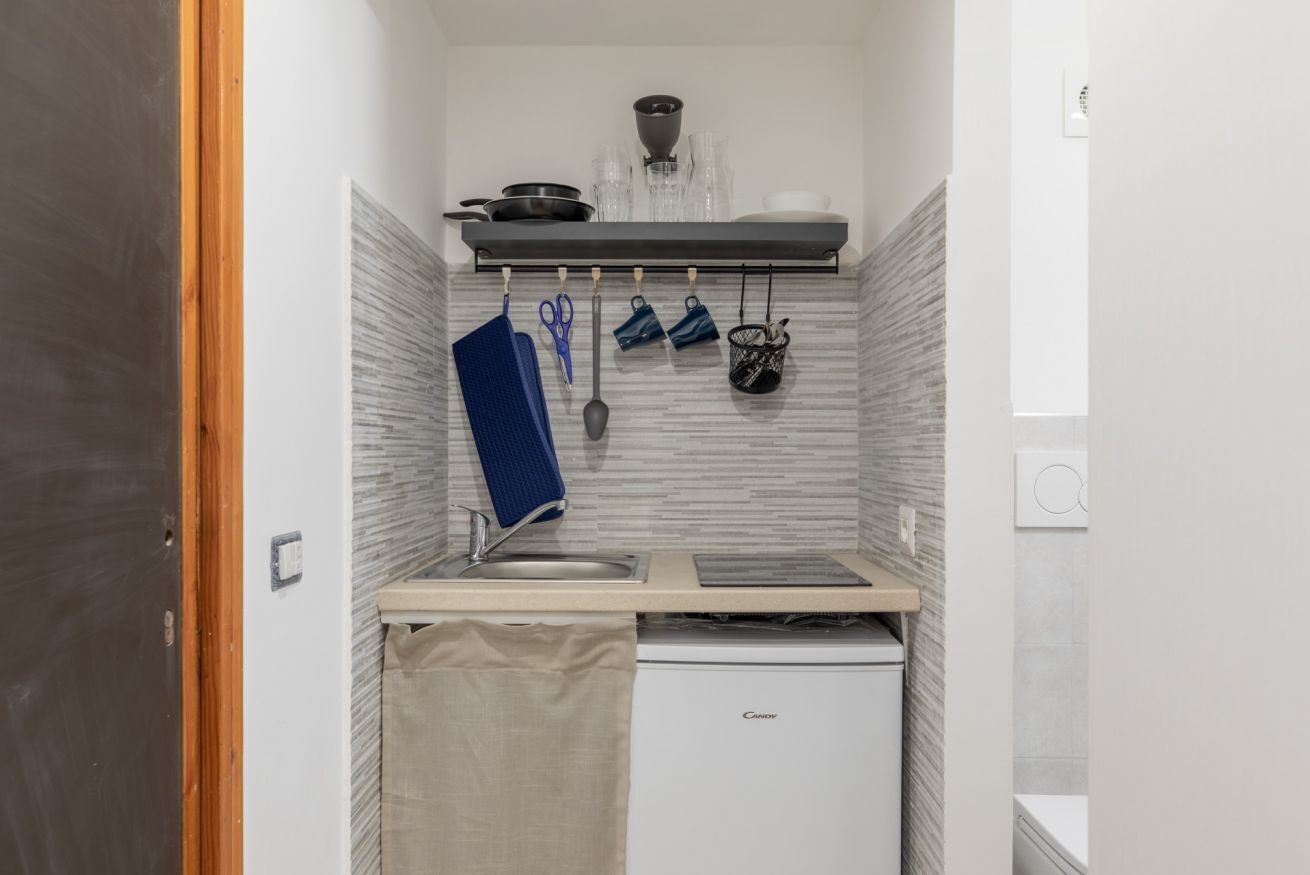 Fridge, stovetop, electric kettle, cookware/dishes/utensils