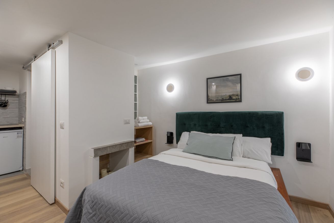 Tabla de planchar con plancha, internet y ropa de cama 