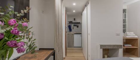 Tabla de planchar con plancha, internet y ropa de cama