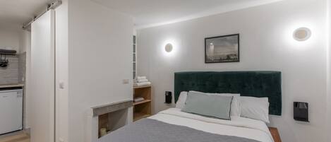 Iron/ironing board, Internet, bed sheets