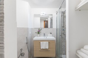 Douche, sèche-cheveux, serviettes fournies