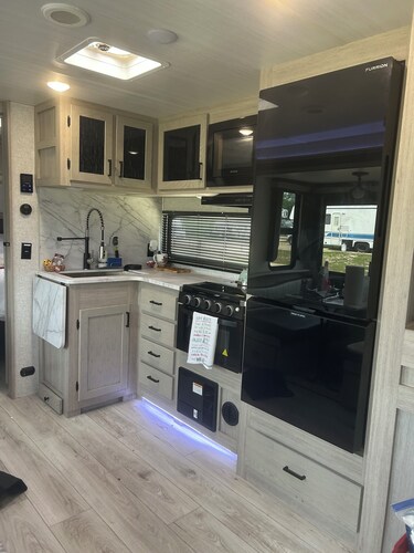 Howdy 2024 RV & Resort, 10mi to TX A&M, comfy beds,lots amenities incl,sleeps 4!