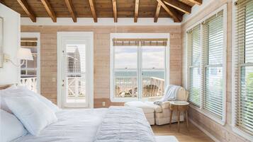 5 bedrooms, desk, WiFi, bed sheets