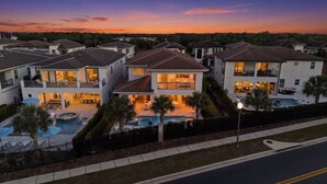 Zona residencial con casas modernas, piscina y césped cuidado.