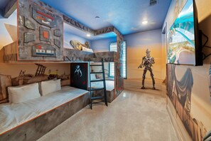 5 bedrooms, iron/ironing board, WiFi, bed sheets