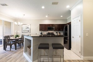 Fridge, microwave, oven, stovetop - Cozy Townhouse With Themed Bedroom at Reunion (Kissimmee)