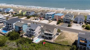 Une zone résidentielle côtière comprenant des maisons, une plage et une route.