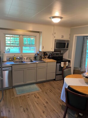 Een koelkast, een microgolfoven, een oven, een kookplaat