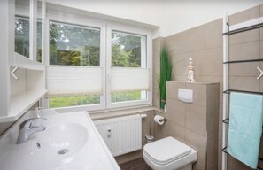 Een douche, een haardroger, handdoeken