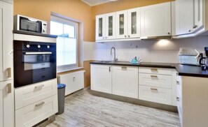 Een koelkast, een magnetron, een oven, een kookplaat