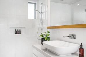 Hair dryer, towels - Kaylani 4 11 cavvanbah (Byron Bay)