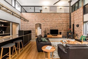 Smart TV, tenis de mesa, libros y oficina 