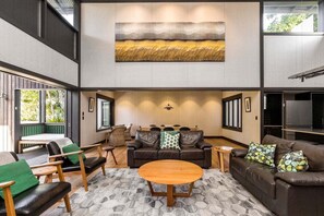 Smart TV, tenis de mesa, libros y oficina 