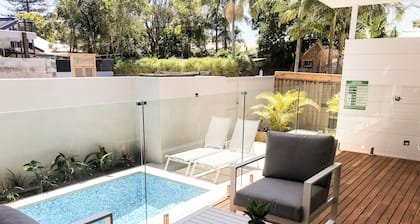 Fat Frog - Self contained luxury home 4 bedrooms sleeps 8