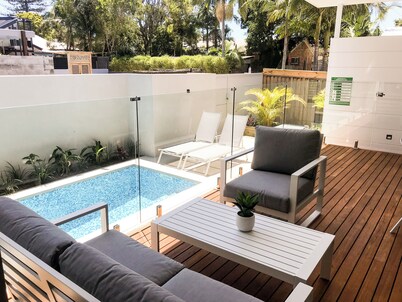 Fat Frog - Self contained luxury home 4 bedrooms sleeps 8