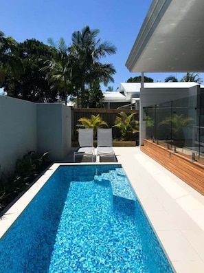 A heated pool - Fat Frog - Self contained luxury home, private heated pool (Byron Bay)