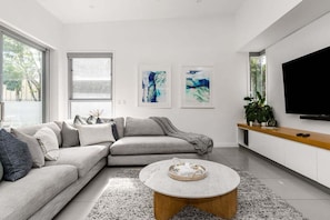 Smart TV - Fat Frog - Self contained luxury home, private heated pool (Byron Bay)