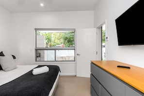4 bedrooms, iron/ironing board, WiFi, bed sheets - Fat Frog - Self contained luxury home, private heated pool (Byron Bay)