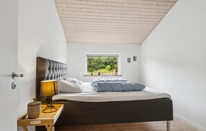 4 bedrooms, travel crib, free WiFi - Pet friendly home in Saltum with WiFi (Saltum)