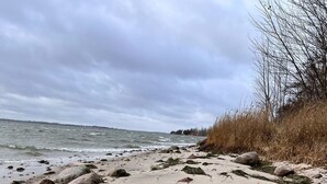 Ein felsiger Strand, auf den Wellen branden.