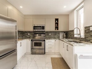 Réfrigérateur, micro-ondes, four, grille-pain