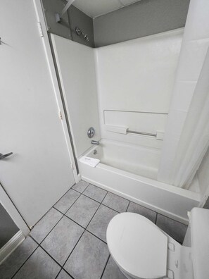 淋浴/盆浴组合、吹风机、毛巾、肥皂