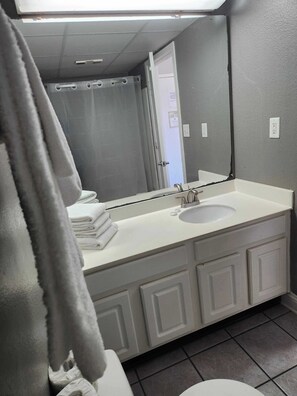 Combined shower/bathtub, hair dryer, towels, shampoo - Sea Mist 51601 (Myrtle Beach)