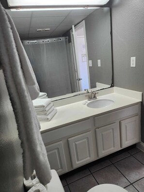 淋浴/盆浴组合、吹风机、毛巾、肥皂