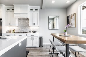 Fridge, microwave, oven, stovetop - Great views, luxe, gym, fireplace, deck, sleeps 8 (Heber City)