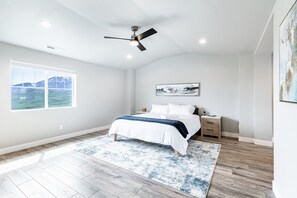 4 bedrooms, desk, iron/ironing board, WiFi - Unforgettable views, luxe, hot tub, deck, sleeps 8 (Heber City)