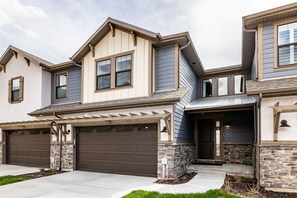 Exterior - Great views, luxe, gym, fireplace, deck, sleeps 8 (Heber City)