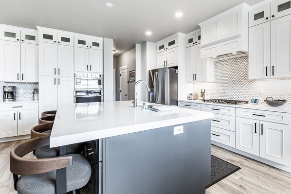 Fridge, microwave, oven, stovetop - Unforgettable views, luxe, hot tub, deck, sleeps 8 (Heber City)